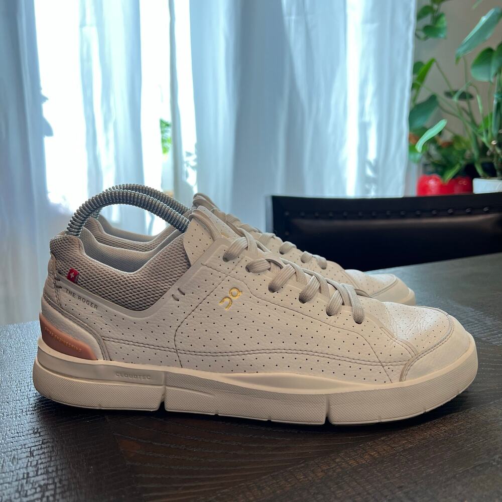 on cloud  On The Roger Centre Court sneakers white & pink 9 women